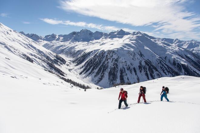 Die Madrisa Rundtour im kurzen Aufstieg zum Schlappiner Joch. Im Hintergrund das Schlappintal...