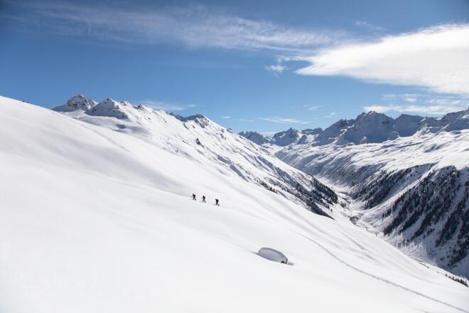 Leichter Aufstieg auf der Madrisa Rundtour in Richtung Schlappiner Joch.