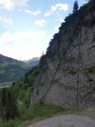 Schlosswand mit Blick nach Bartholomäberg