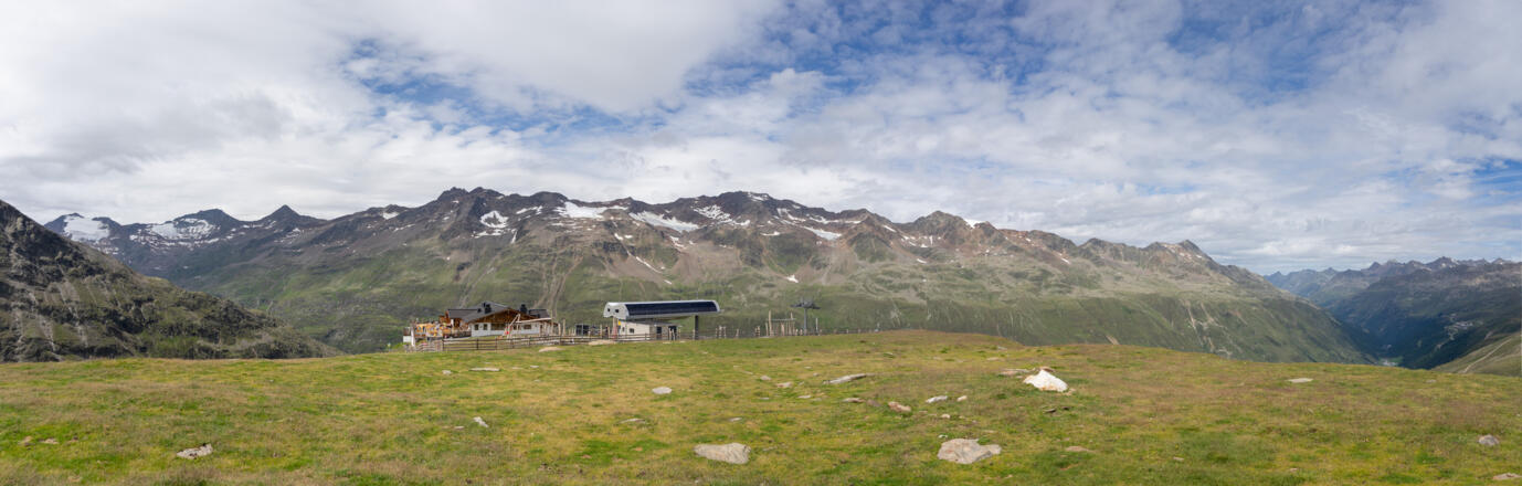 Der gesamte Grat von der Hohen Mut aus gesehen.
