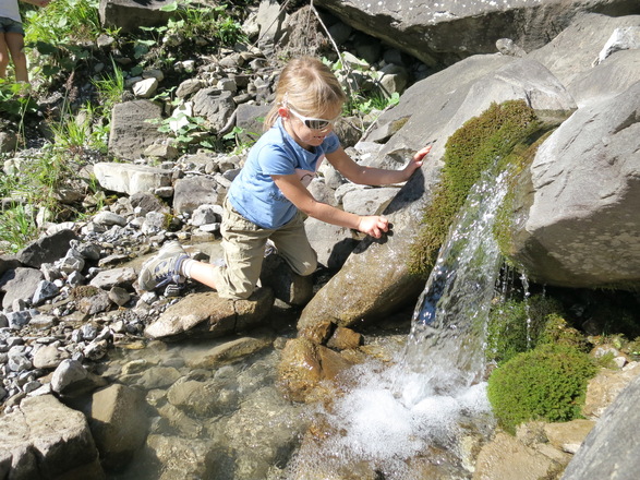 Kleiner Bach entlang des Weges