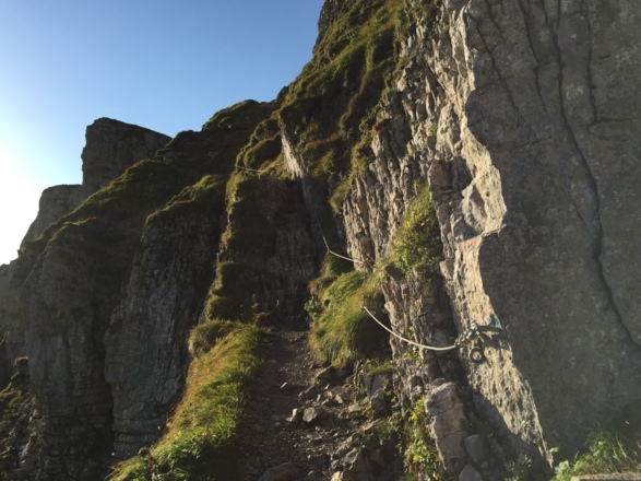 Seilversicherungen erleichtern den Aufstieg durch den Fels