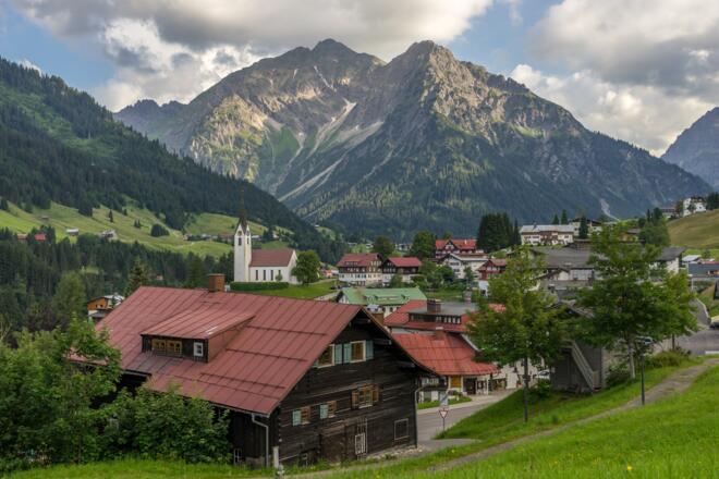 Blick über Hirschegg auf Elferkopf und Zwölferkopf