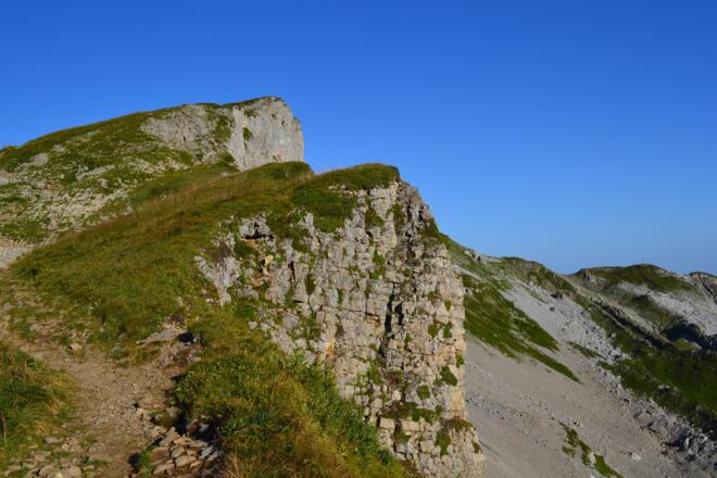 Weg auf dem Plateau zum Gipfel