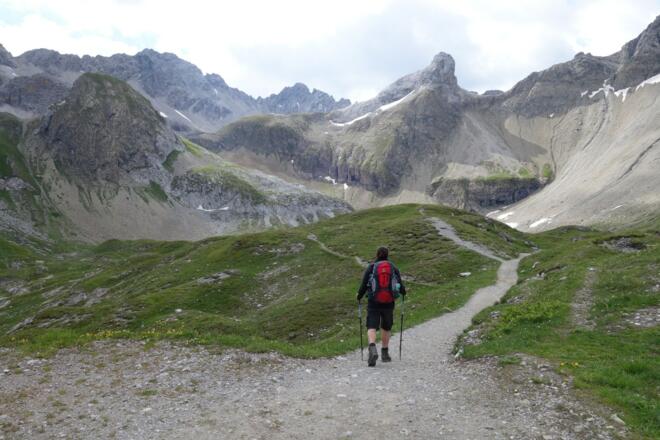Wanderer auf der Alpenüberquerung E5