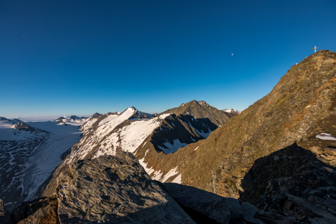 Rechts der Spiegelkogel, links der Gratverlauf des Tages