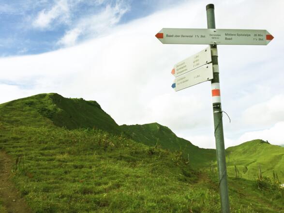 Dem Wegweiser nach Baad folgen