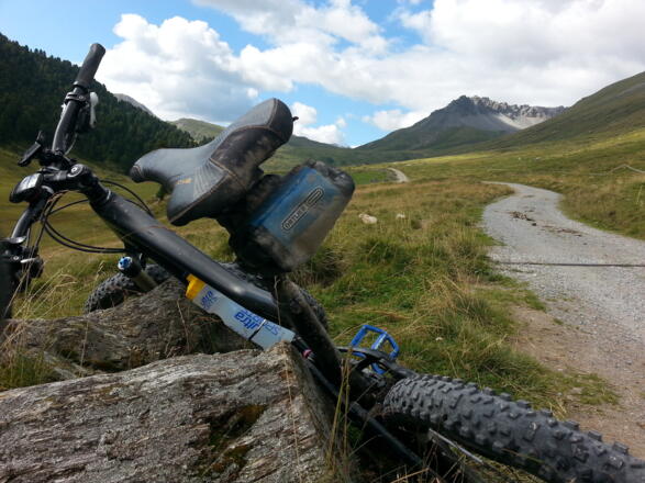 Costainer Pass auf breiten Wegen