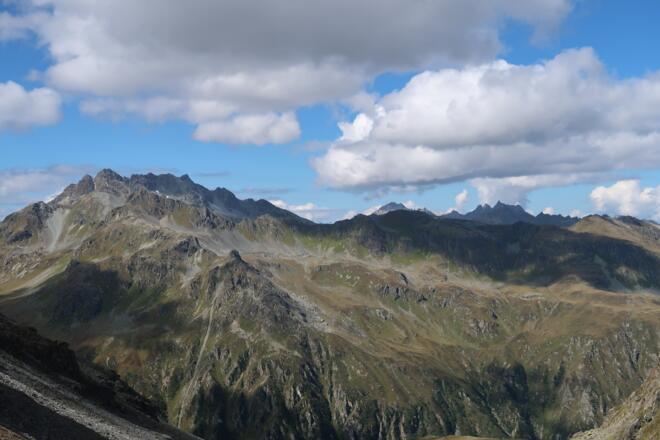 Der Blick zurück auf die Rotbühelspitze und die Madrisa