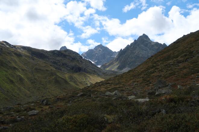 Saarbrückner Hütte und das Große Seehorn im Hintergrund