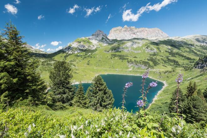 Der Formarinsee mit der Roten Wand