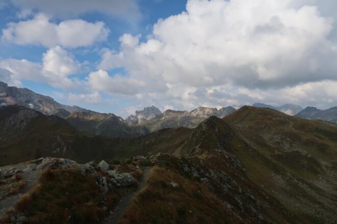Blick auf das Golmer Kreuzjoch und die dahinterliegenden Kirchlispitzen