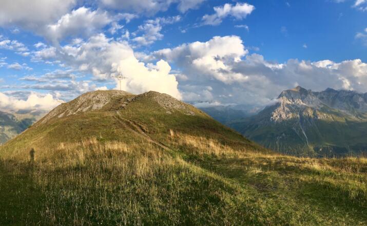 Das Kriegerhorn mit dem Gipfelkreuz auf 2.173 m 