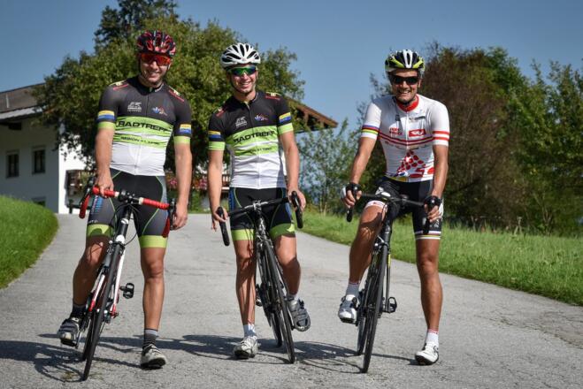 3 Rennradfahrer genießen den Tag