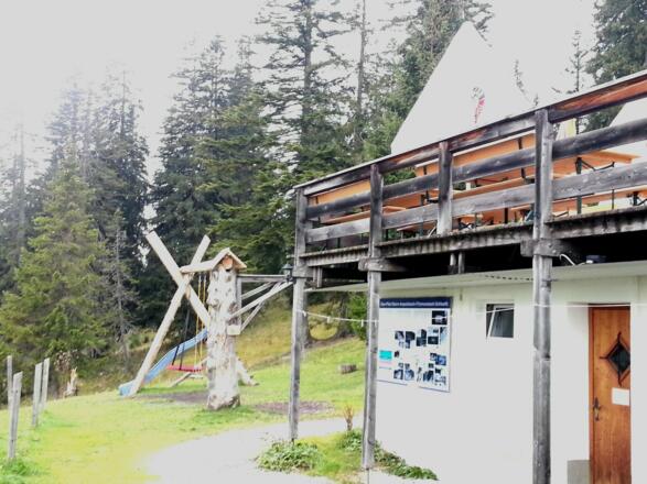 Infotafel und Spielplatz an der Hütte