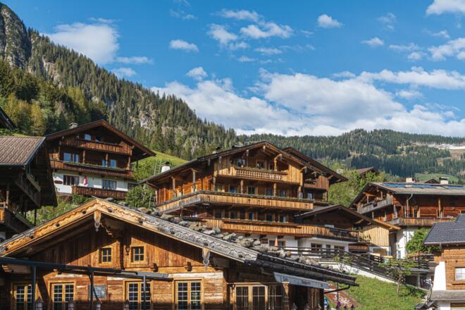 Das Dorf Alpbach in Tiro im Frühjahr