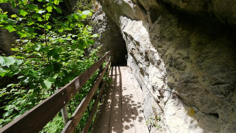 Weg durch den Fels