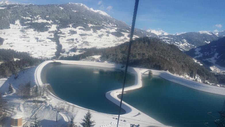 Der Seerundweg erstreckt sich um beide Staubecken