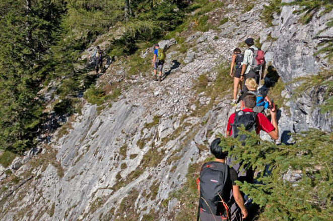 Am alten Pfad unter den Felsabhängen des Hochsengs