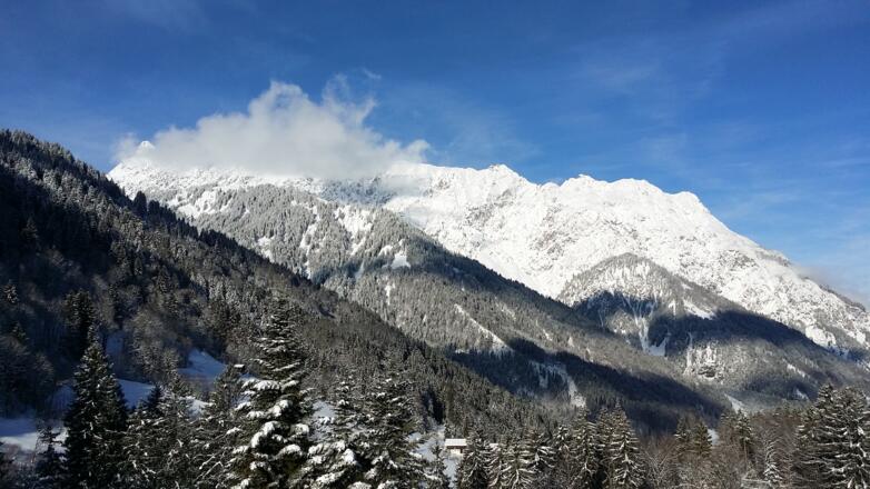 Blick vom Seerundweg Richtung Vandanser Steinwand mit der Zimba 2.645 m