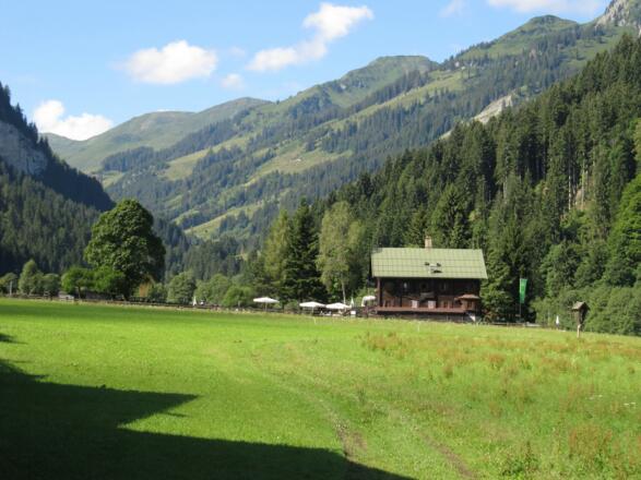 Es geht an der Oberlandhütte vorbei in den Oberen Grund