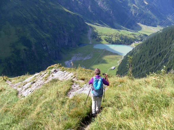 im Trassensteig mit Tiefblick zum Hintersee