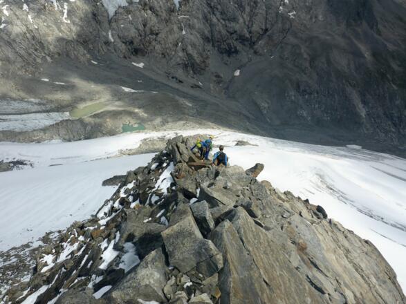 Auf dem flacher werdenden Grat bis ca. 3000 m, dann ...