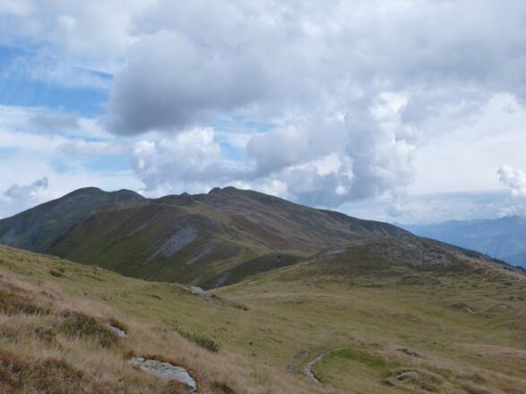 Der Hochsonnberg. Der Weg führt immer rechts des Kammes, fast eben über Bergwiesen.