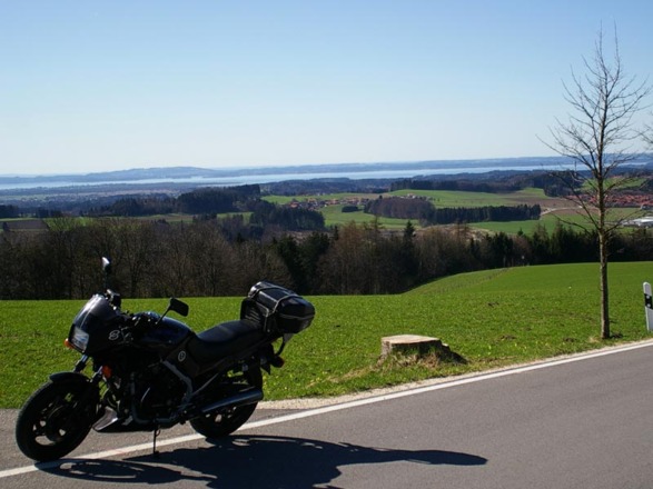Blick vom Hochberg zum Chiemsee