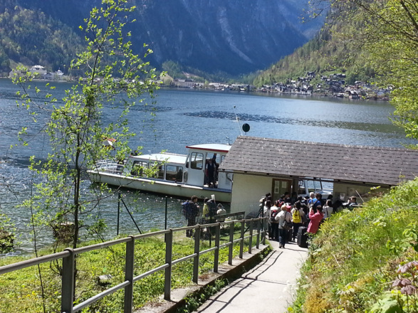 Eine Fähre übernimmt Wanderer und Radfahrer für die Überfahrt nach Hallstatt