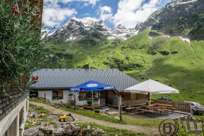 Blick auf Alpe Klesenza mit Kapelle
