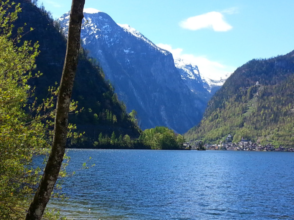 Blick nach Hallstatt über dem See