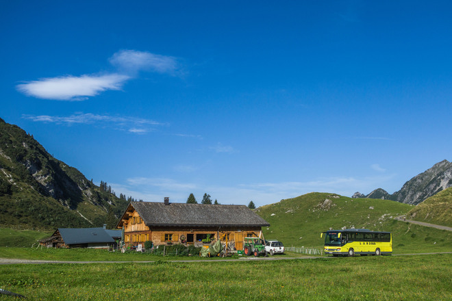Wanderbus vor der Alpe Laguz