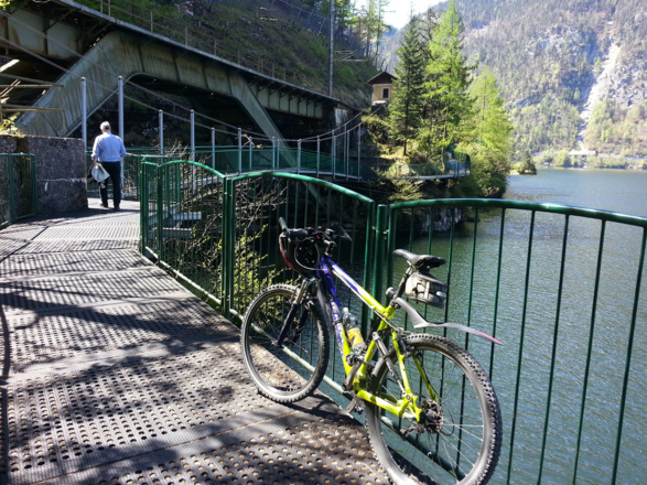 Über die Hängebrücke zum Bahnhof Hallstatt