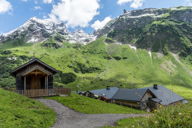 Blick auf Alpe Klesenza mit Kapelle
