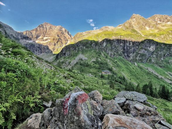 Blick zur Gollinghütte - hinten der Hochgolling im Morgenlicht