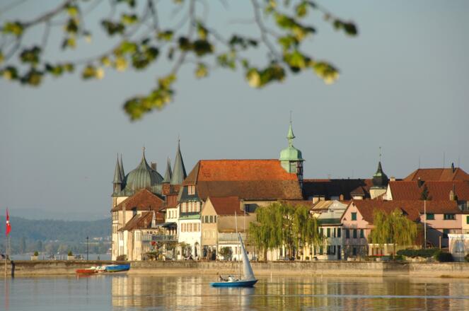 Der Turmhof, das örtliche Wahrzeichen, prägt die Skyline von Steckborn.