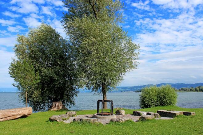 Wohl eine der schönsten Feuerstellen befindet sich bei der Luxburg in Egnach, direkt am See.