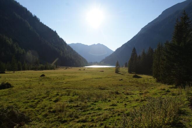 Talauswärts schimmert der Riesachsee im Sonnenlicht
