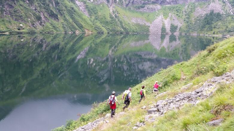 Steig auf der Seite Richtung Wasserfall