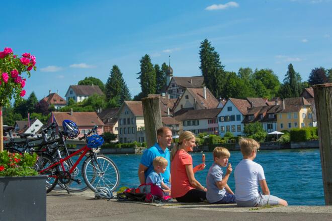 Eine Pause in der malerischen Altstadt von Stein am Rhein einlegen.