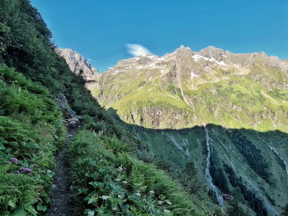Auf schmalen Pfaden Richtung Klafferkessel - rechts im Bild der Schleierfall