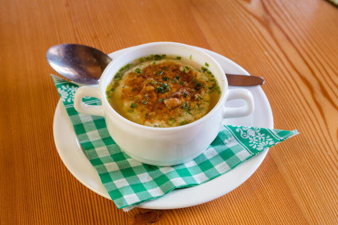 Das Holzwurm-Almschmankerl - die Kaspress-Knödelsuppe