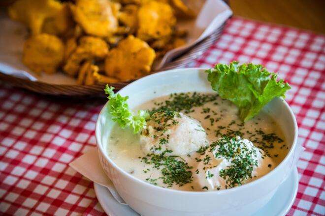 Knödel mit Schwammerlsauce