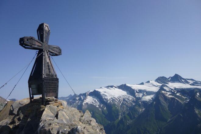 Gipfelkreuz der Kendlspitz vor dem Großglockner