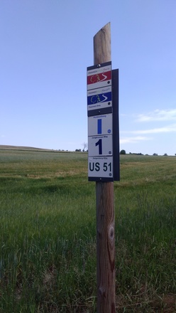 Markierungszeichen am Weg