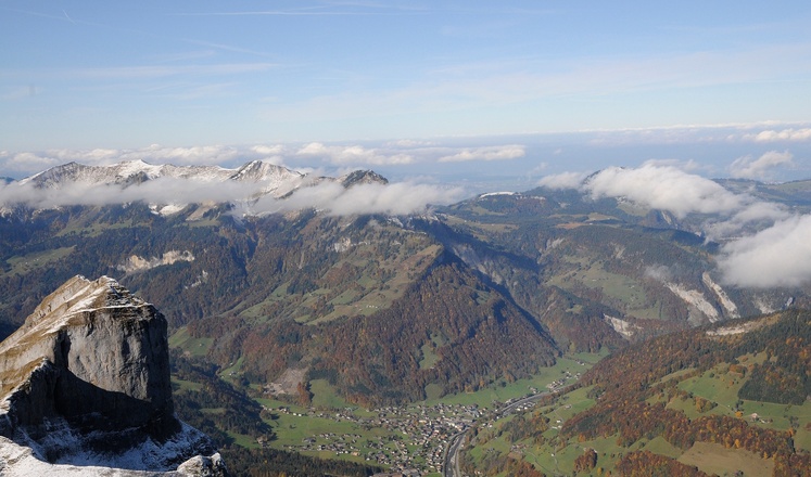 Nordwestlich unterhalb der Kanisfluh breitet sich Mellau aus