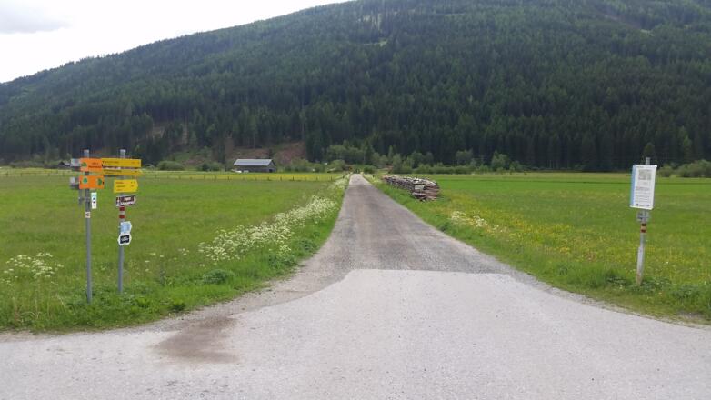 Folgen Sie die Straße gerade aus