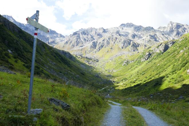 14 Auf dem Talweg zur Alpe Garnera