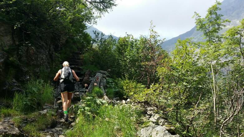 Aufstieg über größere Steinplatten